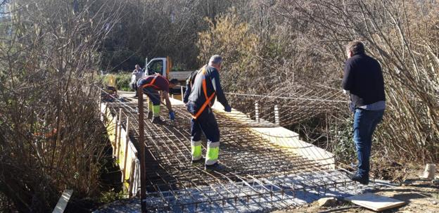 El puente de Feve de Roiz vuelve a ser transitable después de ocho meses