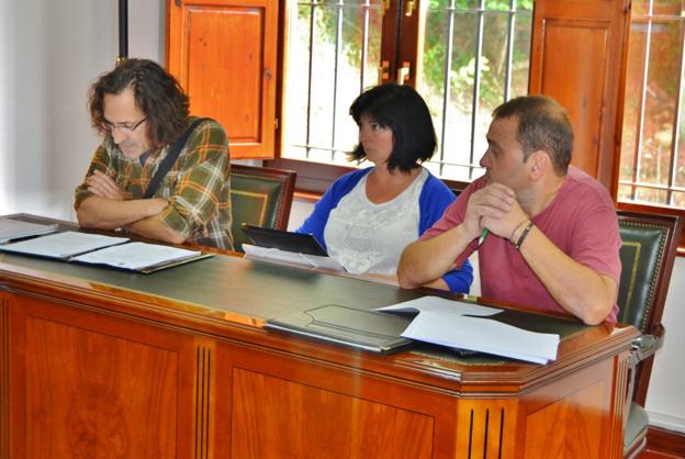 Los dos ediles del Grupo Municipal Zieza entregan sus actas de concejales