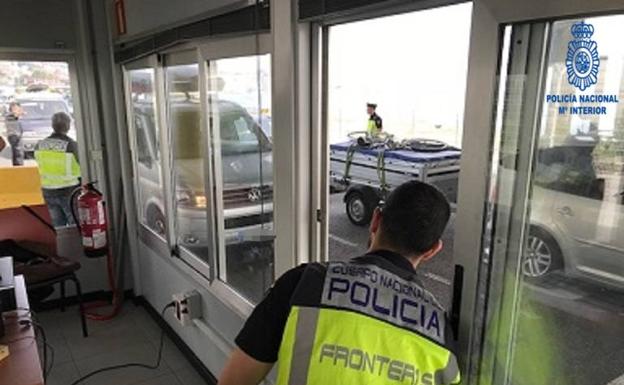 Detenidos dos 'pasadores' tratando de embarcar a una pareja albanesa en el ferri a Cork