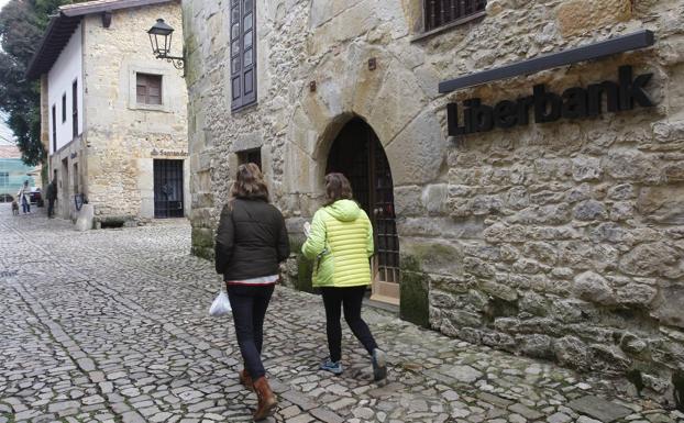 Un encapuchado atraca la sucursal de Liberbank de Santillana y huye con el botín: «unas monedillas»