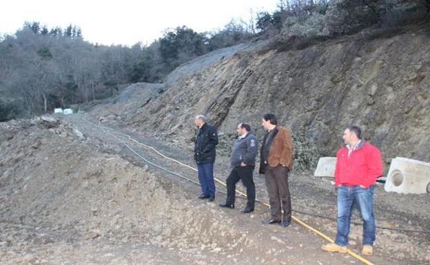 Mazón visita varias obras de infraestructuras en Liébana