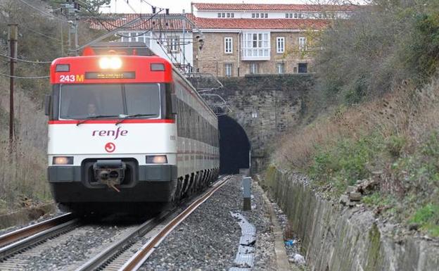 Fomento pidió a Renfe que redujera a uno el número de trenes de Cantabria a Cataluña