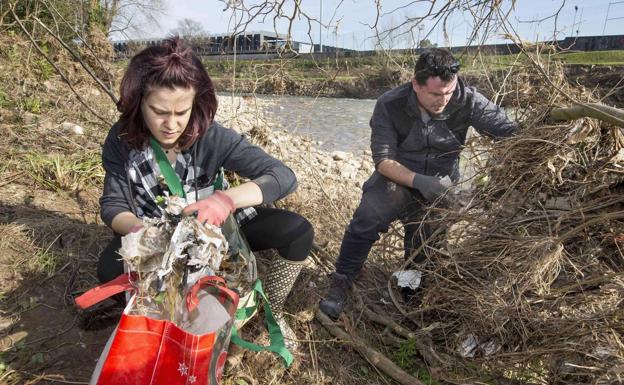 Nueva jornada para la limpieza en común de los márgenes del río en el parque de La Viesca