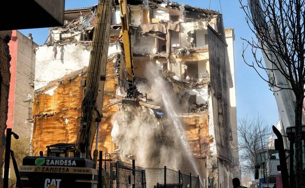 Comienza el derribo de los números 89 y 91 de la calle Alta que se incendiaron este mes