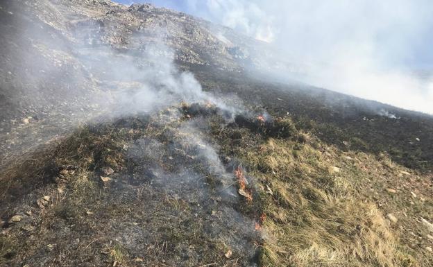 Sólo el incendio forestal de Yera permanece activo este viernes por la tarde en Cantabria