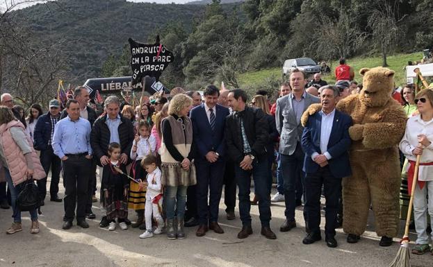 Campaneros y zamarrones animan los ancestrales carnavales de Piasca