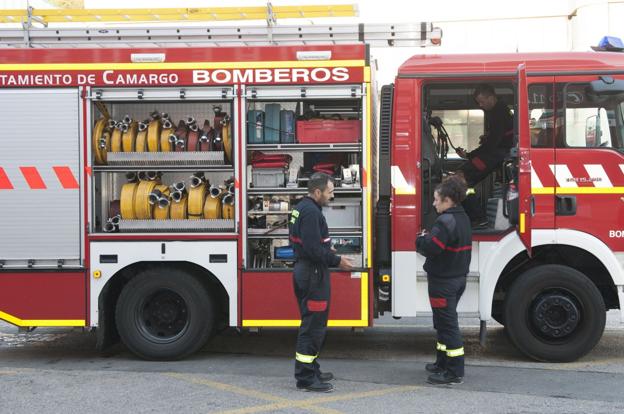 El jefe de los bomberos de Camargo se querella contra la alcaldesa y ocho concejales