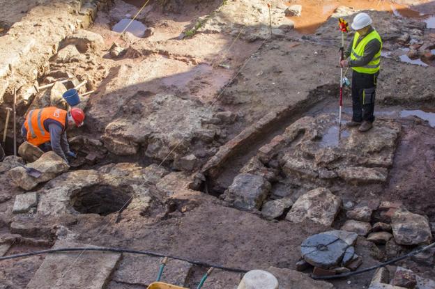 Monedas y balas, primeros hallazgos de la excavación junto a la catedral