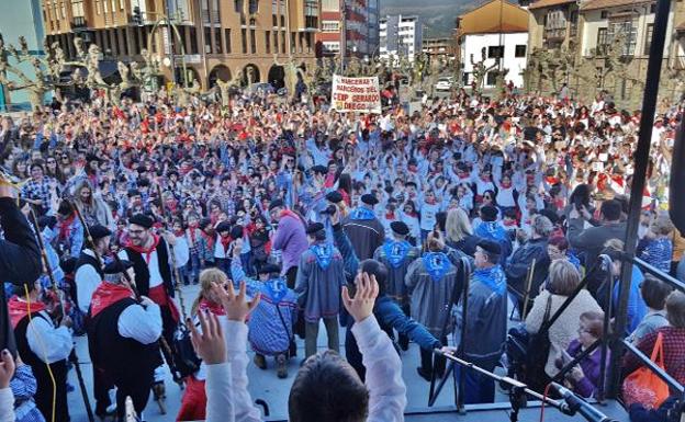 Los Corrales concentra a un millar de alumnos cantando las marzas