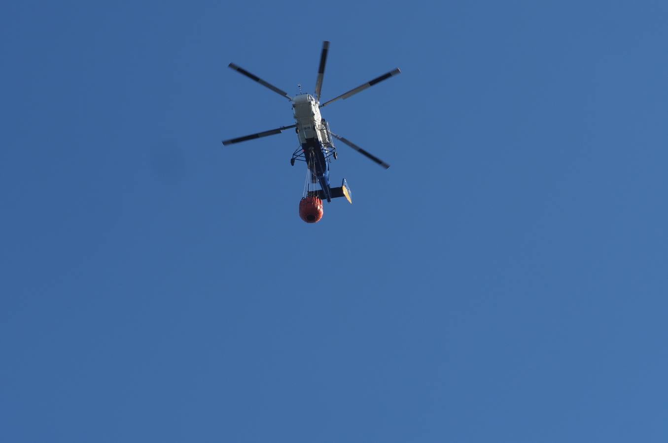 Medios aéreos atacan el incendio de Castro Urdiales