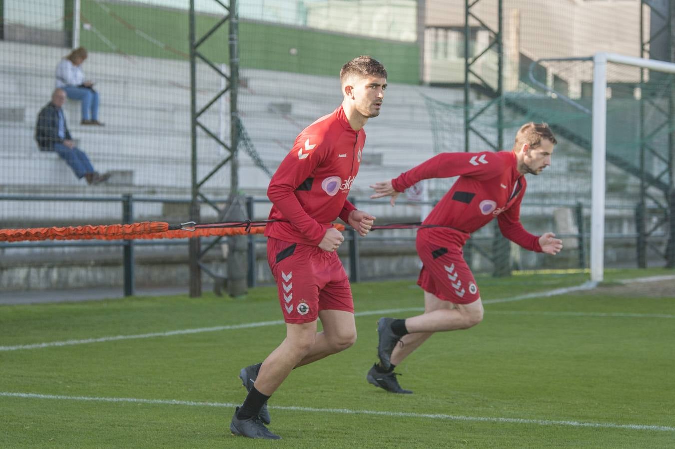 Entrenamiento del Racing para preparar el partido de Langreo