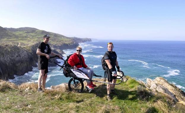 Ruta adaptada y en familia por los acantilados de Alfoz de Lloredo