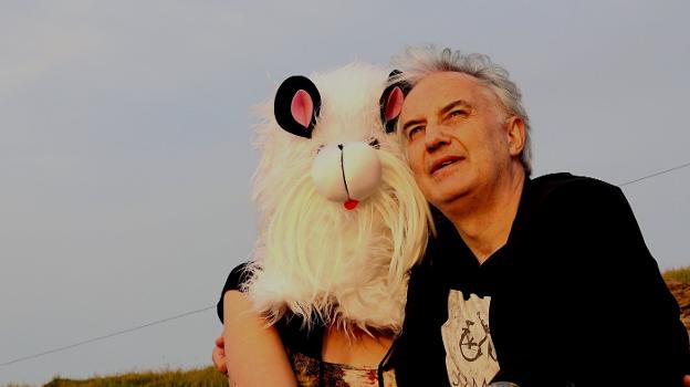 Luisma Lostal estrena hoy en el cine Los Ángeles su corto 'Más allá de las ondas'