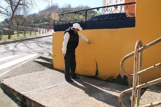 Vecinos de Solares achacan las filtraciones de su edificio a un manantial de El Ferial