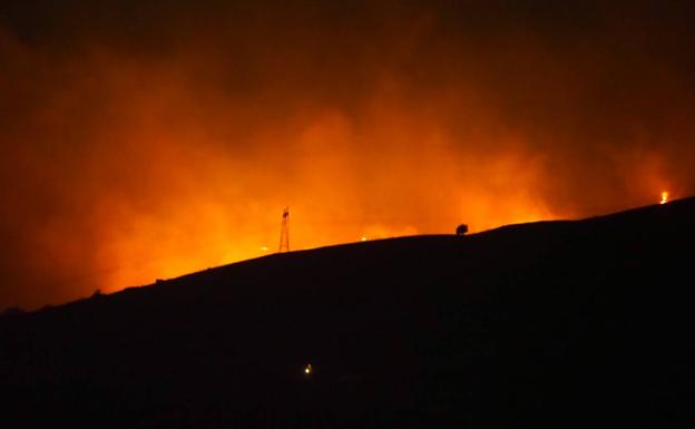 Cinco incendios permanecen activos en Cantabria