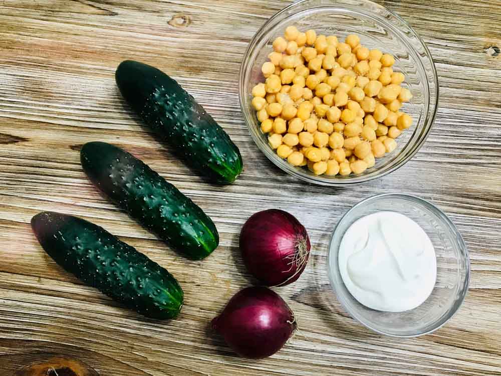 Cocina en casa un menú sano con garbanzos y salmón como ingredientes principales