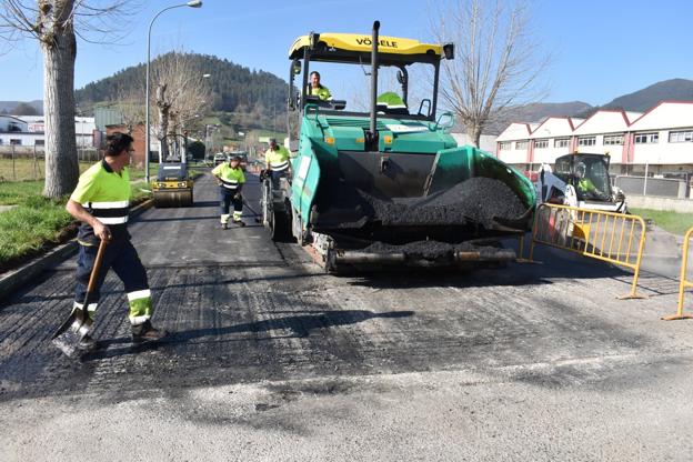 Los Corrales extiende a nueve calles y barrios el primer plan de asfaltado de la temporada