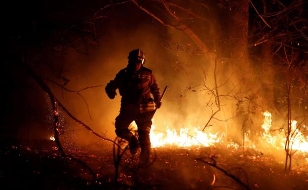 «Nos hemos quedado sin una gota de agua en mitad del infierno», dicen los bomberos de Castro