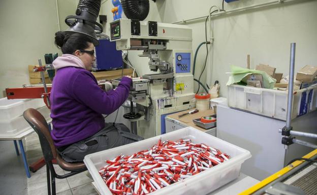 El paro en Cantabria vuelve a «cebarse» con las mujeres