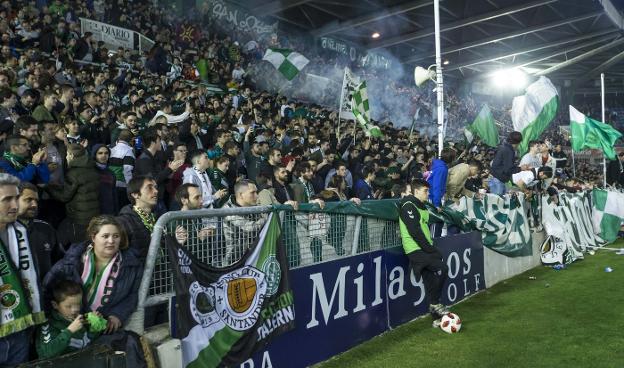 El Racing, líder en el campo pero no en la grada