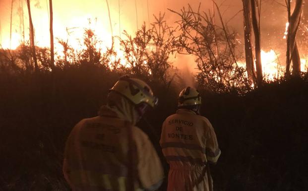 Nueve fuegos permanecen activos en Cantabria, que sigue en máxima alerta