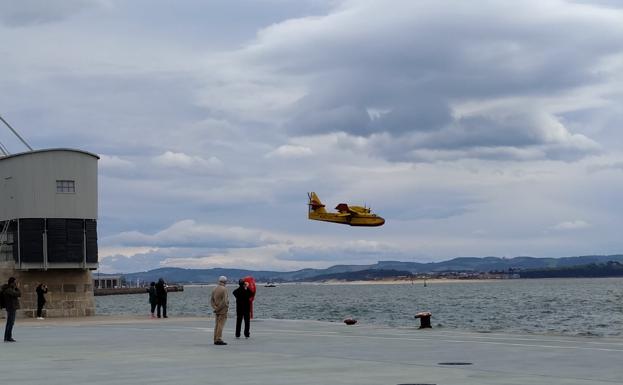 Rachas de hasta 127 km/h ponen en apuros a los pilotos que luchan contra el fuego