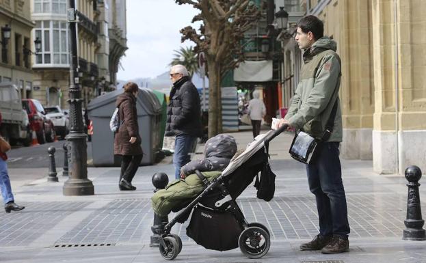 La entrada en vigor del decreto ley que amplía el permiso de paternidad se retrasa hasta el 8-M