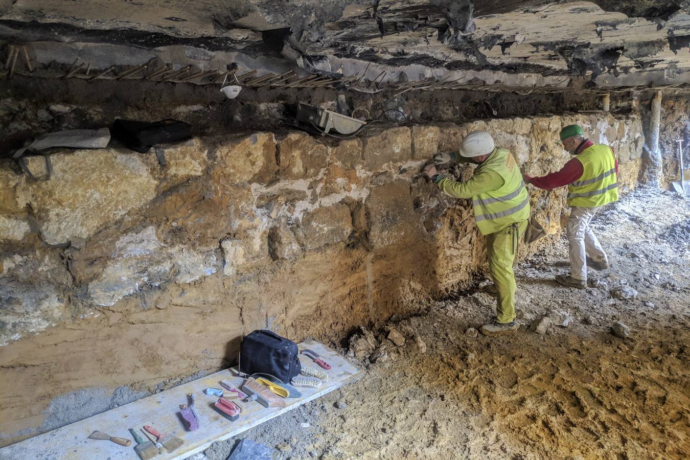 Santander trabaja en la recuperación de la muralla medieval bajo el edificio La Paz