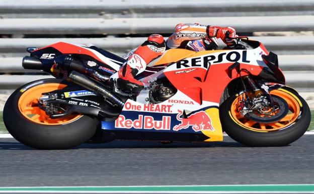 Márquez mete miedo con una vuelta perfecta en Losail