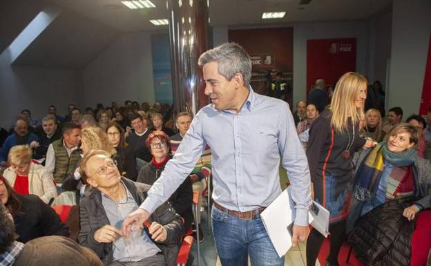 Zuloaga se rodea de fieles en la lista al Parlamento y fulmina al sector crítico