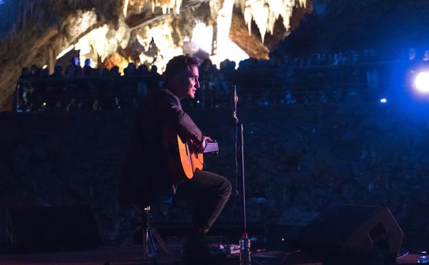 La voz poética de Jorge Drexler, frente a las paredes más antiguas