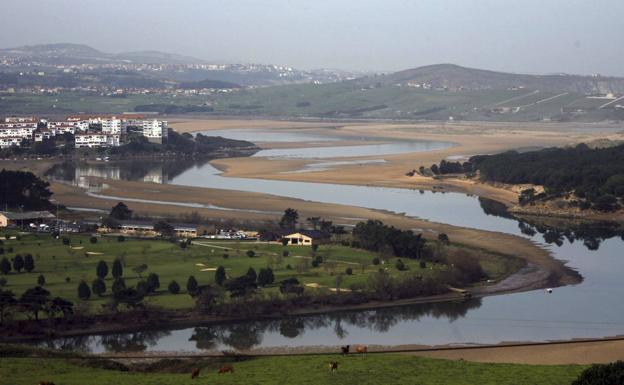 Colectivos cántabros liberarán de 'basuraleza' el arroyo de Sámano y la ría del Pas