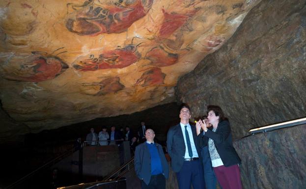 Sánchez se rodea de simbología cántabra en su visita: Altamira, tudancas y un birle de bolos