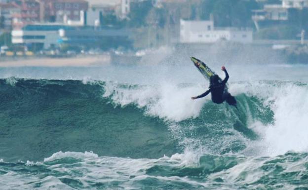 Dieciséis surfistas de élite cabalgarán este viernes sobre la ola de Santa Marina