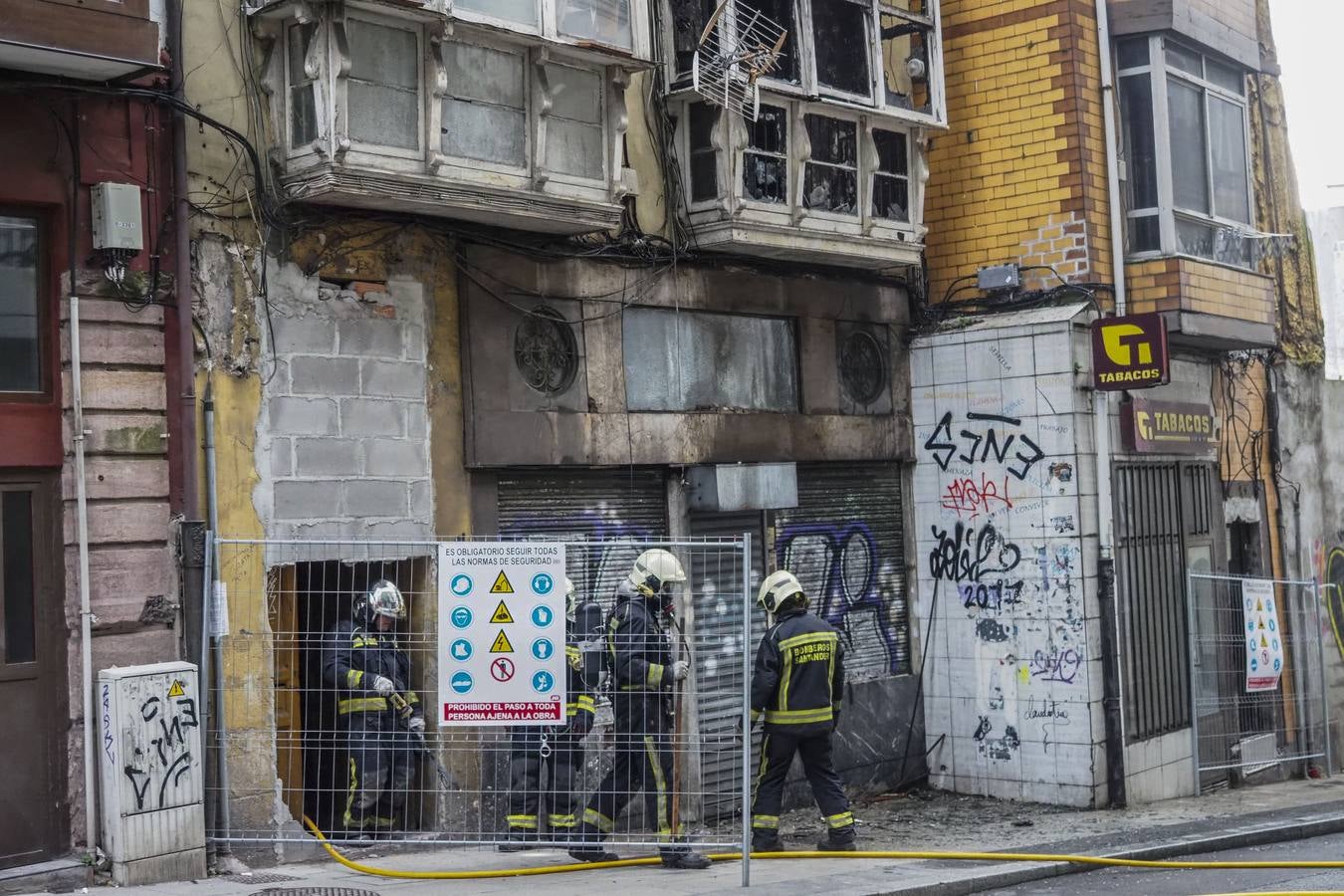 Los Bomberos de Santander sofocan un incendio en el número 12 de la calle Alta, un edificio abandonado