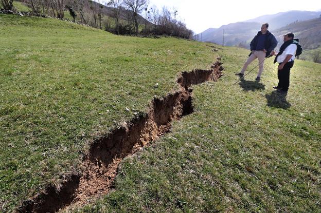 «Cada vez es más grande. El día que llueva baja toda la tierra a la carretera»