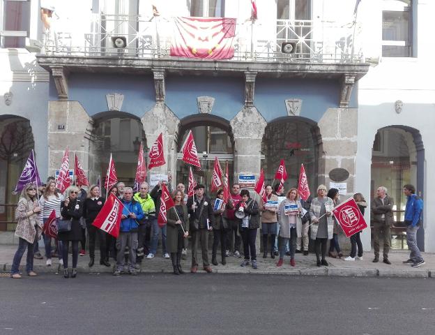 Trabajadores del Ayuntamiento de El Astillero se echan a la calle