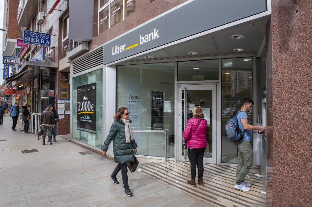 Liberbank cierra tres oficinas en Santander y otra en Campuzano