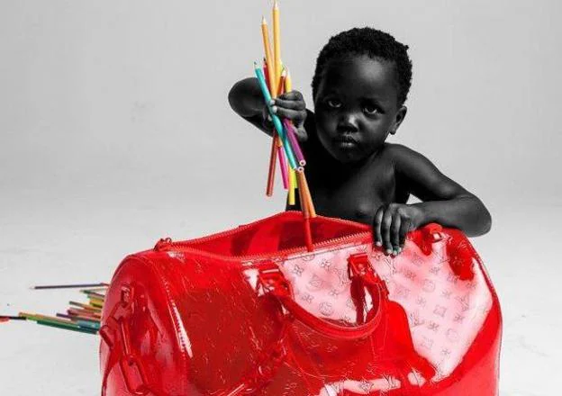 Dos niños de 3 y 2 años disparan la polémica al posar de modelos
