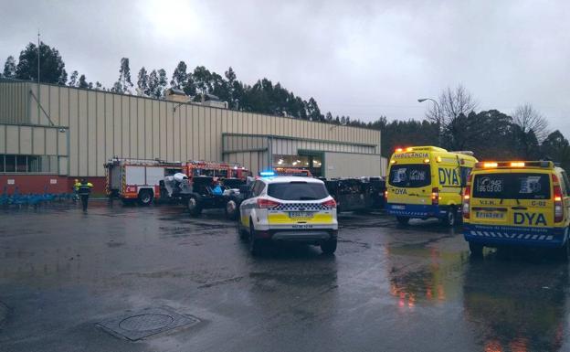 Cinco trabajadores, intoxicados leves tras un incendio en una fábrica de Castro Urdiales