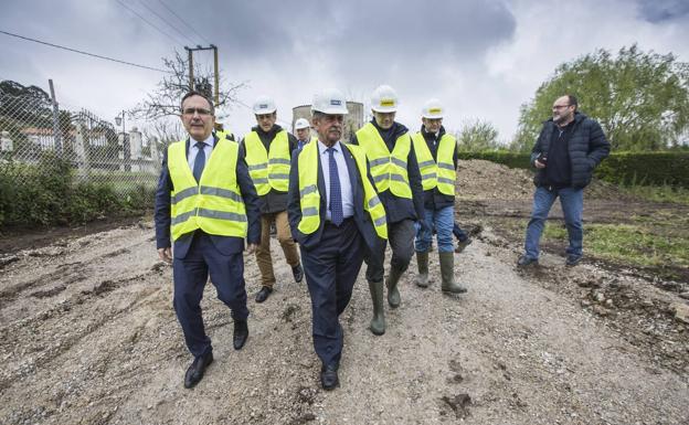 Revilla anima a Vidal de la Peña a entrar en política para promover «su región idílica»