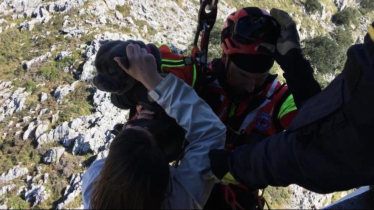 Restacados en helicóptero dos mujeres y un perro atrapados en un risco en el monte Candina