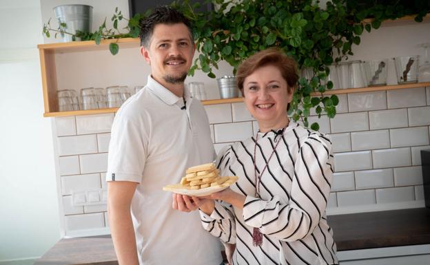 Cocinamos galletas escocesas con el profesor de inglés Paul Brown