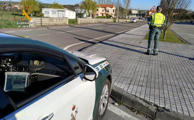 La Guardia Civil sorprende a dos conductores superando en más de 100 y 90 Km/h la velocidad máxima permitida