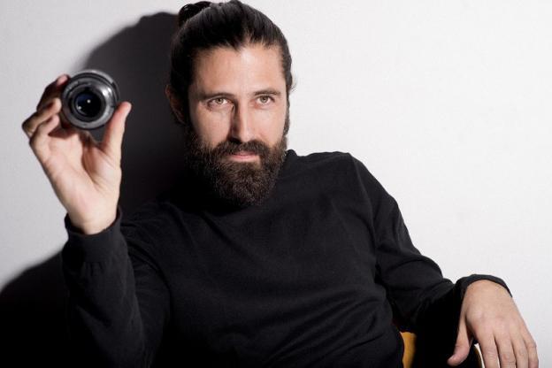 «El teatro tiene unas posibilidades poéticas mucho mayores que el cine»