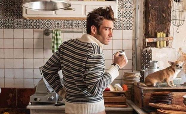 Jon Kortajarena posa sin pantalones en un bar de Bilbao