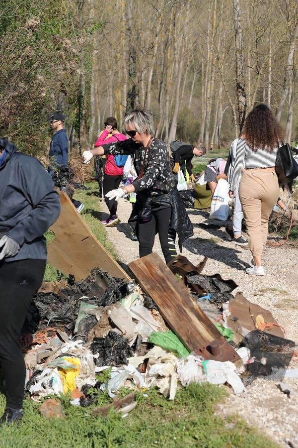 Los voluntarios retiran plástico y limpian del río Saja