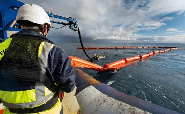 Ecologistas piden un plan de emergencia para el vertido del buque en el Cantábrico