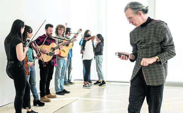 El artista Martin Creed abre el taller internacional que anticipa su exposición en el Centro Botín