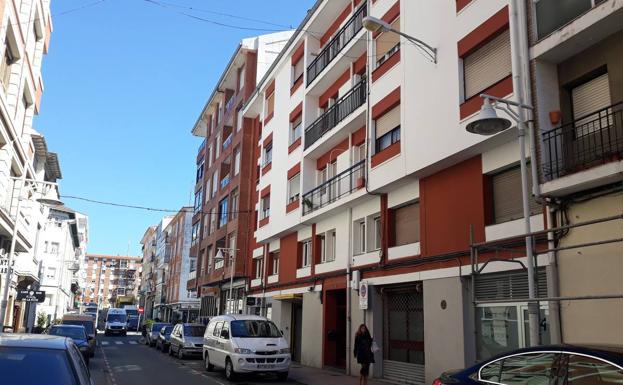 Herida grave una mujer tras caer desde un tercer piso en Castro Urdiales cuando limpiaba las ventanas